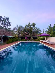 芹苴Boutique Lodge Can Tho Homestay的度假村内的一个蓝色海水游泳池