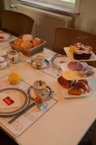 迪克斯梅德德格鲁特威尔酒店的餐桌,盘子和一篮面包