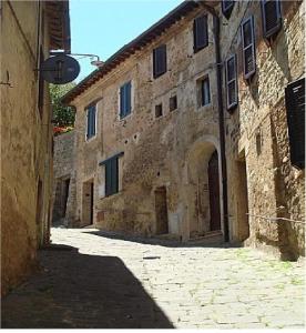 蒙塔尔奇诺安娜旅馆的一条小巷,在一座古老的石头建筑中