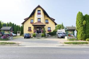 Görmar埃里卡乡村旅馆的黄色房子,前面有标志