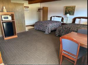 阿尔马Love Hotels Western Holiday at Harlan Lake NE的酒店客房设有两张床和电视。
