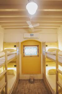 孟买GoSolo Stays的带三张双层床和黄色门的客房