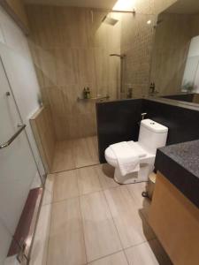 马六甲Domo Japanese Style Bedroom的浴室配有白色卫生间和淋浴。