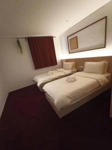 马六甲Domo Japanese Style Bedroom的带2张床的客房,位于带窗户的房间内