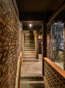 马六甲Domo Japanese Style Bedroom的石墙建筑中的楼梯