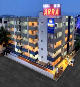 德瓦纳哈利-班加罗尔Arra Suites kempegowda Airport Hotel的公寓大楼的顶部有标志