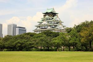 大阪オリエントシティ南堀江ⅡL的一座大塔,在公园里,有树木和建筑