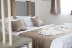 布德瓦Hotel Reset的两张带白色枕头和毛巾的床