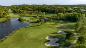 Peregian SpringsLuxury Golf Stay and Play的享有高尔夫球场和河流的顶部景色