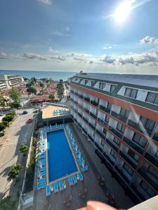 锡德SiDE GOLDEN ROCK HOTEL&SPA的享有酒店游泳池和大海的景色