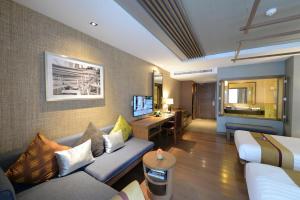 清迈拉林金达温泉度假酒店的客厅配有沙发和电视。