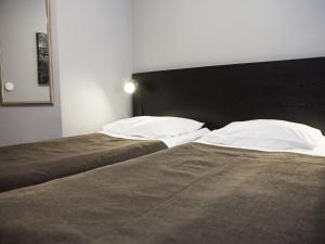 赫尔辛基赫尔辛基芬兰公园酒店的卧室内两张并排的床