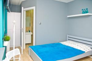 格但斯克菲利普2号旅馆的蓝色卧室,配有床和椅子