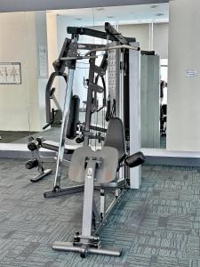 吉隆坡Binjai 8 KLCC by PSM Luxury Suites的健身房设有数台跑步机和椅子