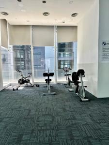 吉隆坡Binjai 8 KLCC by PSM Luxury Suites的大楼内带跑步机和健身器材的健身房