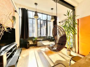 鲁昂Le Mini Loft - Au Coeur de Rouen - Déco Atelier的客厅配有藤椅