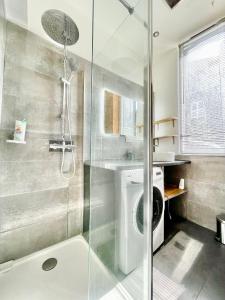 鲁昂Le Mini Loft - Au Coeur de Rouen - Déco Atelier的带淋浴和洗衣机的浴室