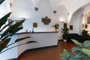 佛罗伦萨尤尼科莫酒店的教堂大厅,墙上有十字架