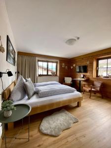 埃尔瓦尔德Haus Tirol Ehrwald的一间卧室配有一张大床和一张桌子