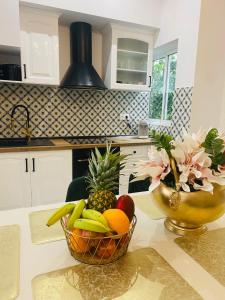 瓦伦西亚Marin Beach Apartment Malvarrosa的厨房在柜台上放一碗水果