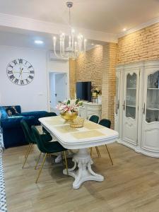 瓦伦西亚Marin Beach Apartment Malvarrosa的客厅配有白色桌子和蓝色沙发