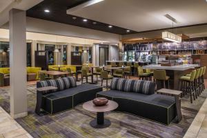 塔奇拉西雅图中南部万怡酒店的一间带沙发和桌子的餐厅和一间酒吧
