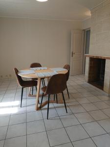 波尔多chambre privée à BORDEAUX PELLEGRIN的带壁炉的客房内的桌椅