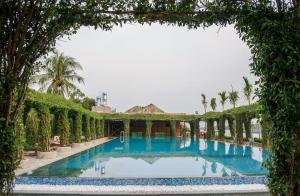 丐县湄公河山林小屋的享有度假村游泳池的景致。