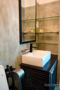 库鲁内格勒Kakulanda Resort的浴室设有白色水槽和镜子