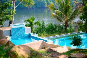 库鲁内格勒Kakulanda Resort的享有水体景致的游泳池