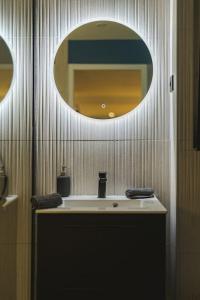马赛Chez Antho T4 - appart T4 moderne en plein cœur du Panier的一间带水槽和镜子的浴室