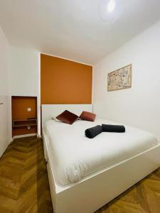 马赛Chez Antho T4 - appart T4 moderne en plein cœur du Panier的卧室铺有木地板,配有白色的床。