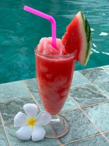 卡农卡农金色海滩酒店的一杯饮料,在泳池边喝上一杯西瓜片和花
