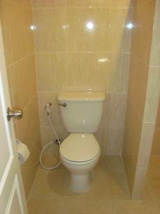 席昌岛查理简易别墅酒店的浴室位于隔间内,设有白色卫生间。