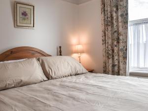 西默西Sunnyside的卧室配有白色的床和窗户