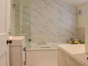 西默西Sunnyside的白色的浴室设有浴缸和水槽。