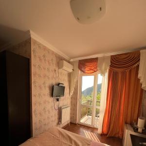 加格拉Гостевой дом Марина的一间卧室设有一张床和一个大窗户
