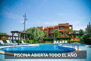佩尼斯科拉Montemar Natura Resort的一座带椅子的度假村的游泳池和一座建筑