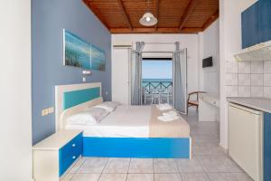 阿默达拉-伊拉克利翁Troulis Seaside的一间卧室配有一张床,享有海景