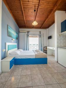 阿默达拉-伊拉克利翁Troulis Seaside的一间大卧室,配有一张带木制天花板的大床