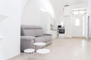 曼弗雷多尼亚Apartment - White Place - Affitti Brevi Italia的客厅配有沙发和2张桌子