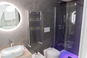 曼弗雷多尼亚Apartment - White Place - Affitti Brevi Italia的一间带水槽、卫生间和镜子的浴室