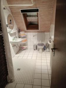 克鲁姆赫恩Haus Weda的一间带卫生间和水槽的小浴室