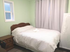 纳奈莫Countryroad Cozy 2Bedrooms suite2的卧室配有白色的床和窗户