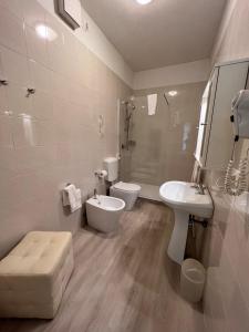 萨罗Hotel Conca d'Oro的白色的浴室设有水槽和卫生间。