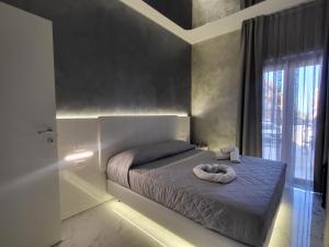 ApricenaB&B Luxury Room & SPA的一间卧室设有一张大床和大窗户