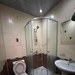 加格拉Гостевой дом Марина的带淋浴、卫生间和盥洗盆的浴室