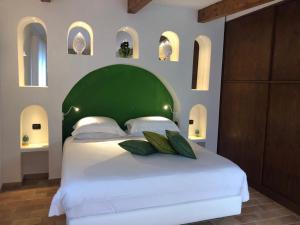 圣安吉洛Chalet Claudia的一间卧室配有一张大床和绿色床头板