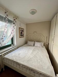 皮兰Apartment Sulle scale的卧室配有白色的床和窗户