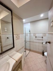 皮兰Apartment Sulle scale的带浴缸、水槽和镜子的浴室